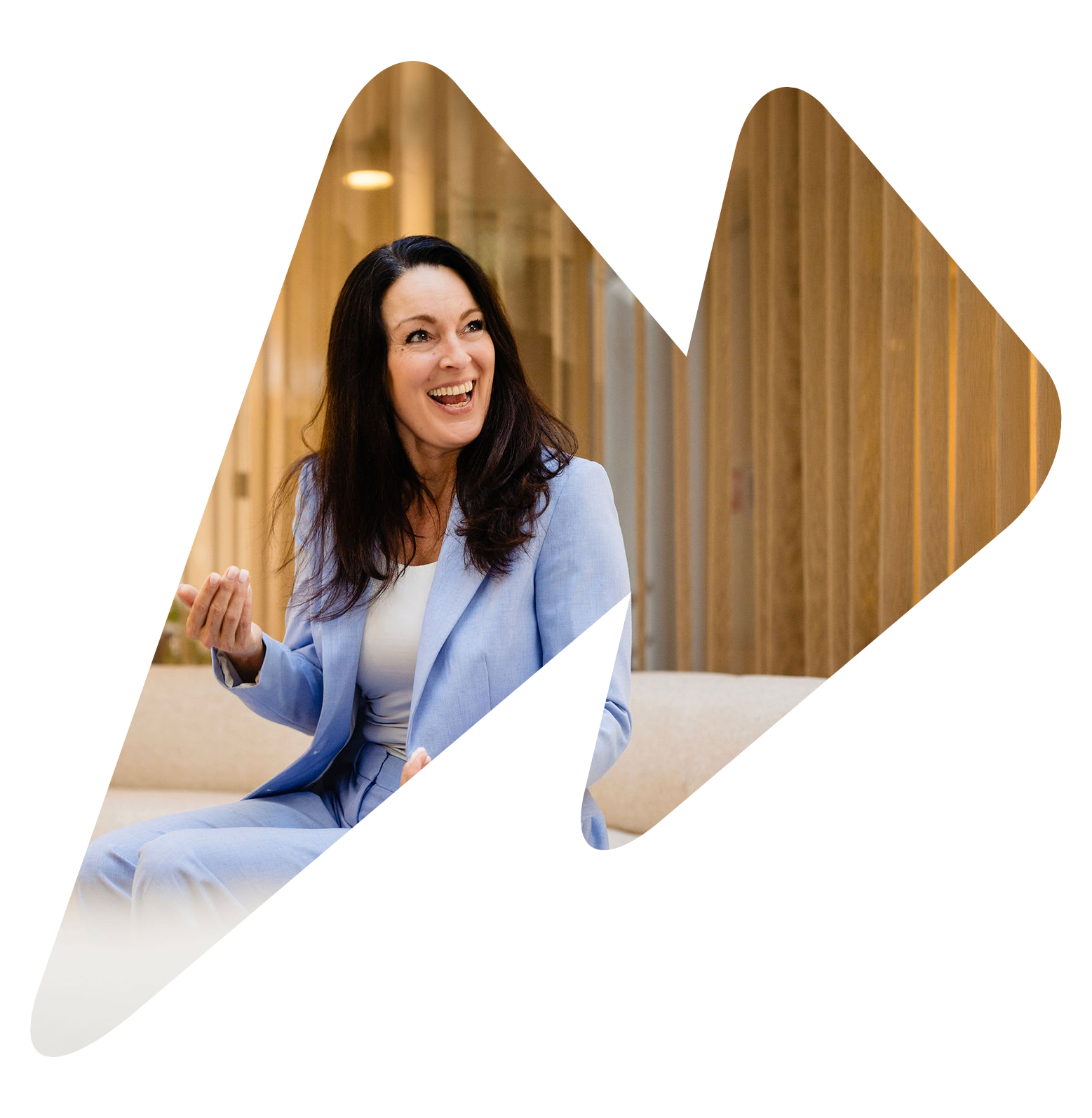 Vrouw wijst naar scherm in een presentatie ruimte