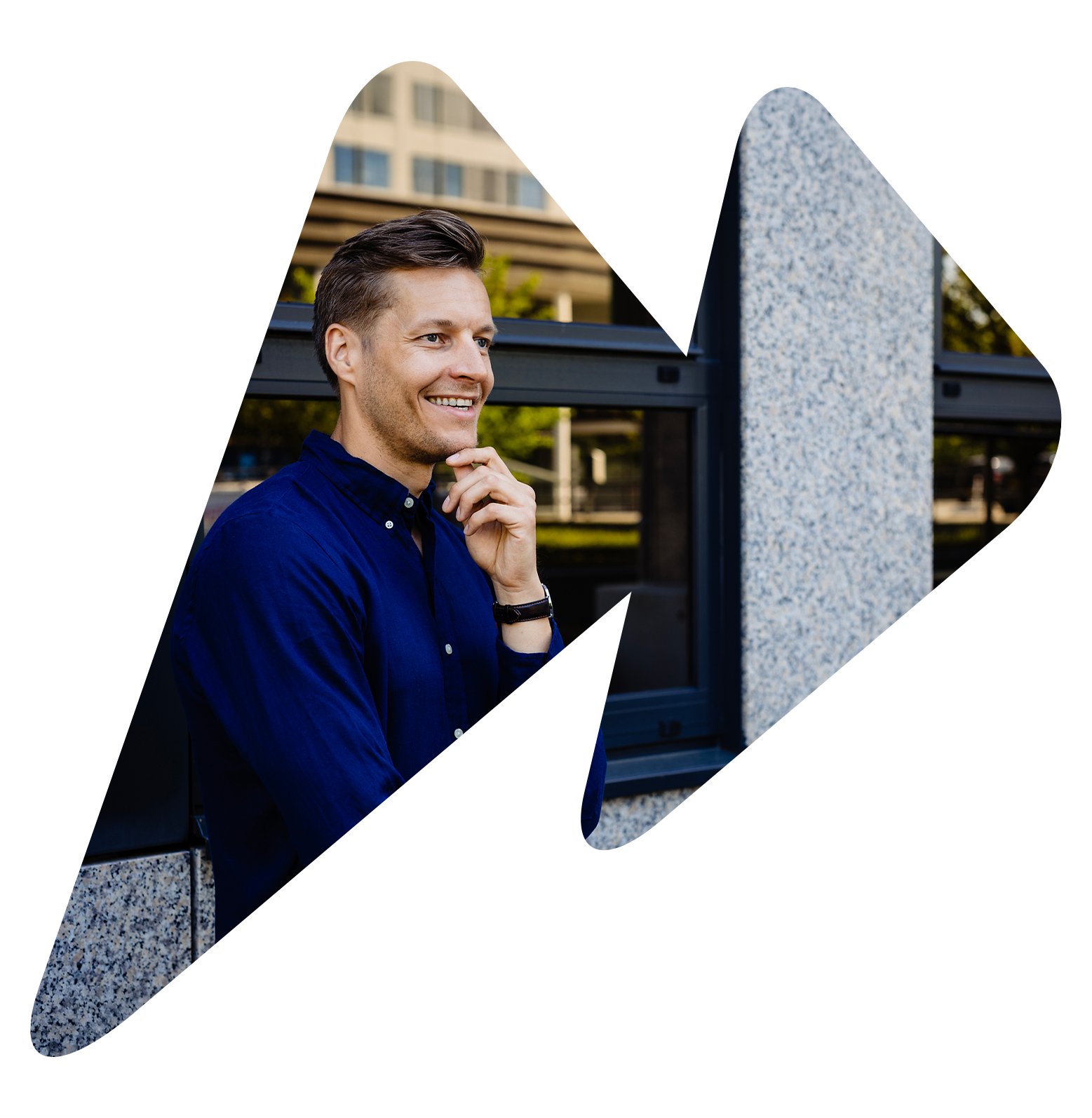 Vrouw wijst naar scherm in een presentatie ruimte