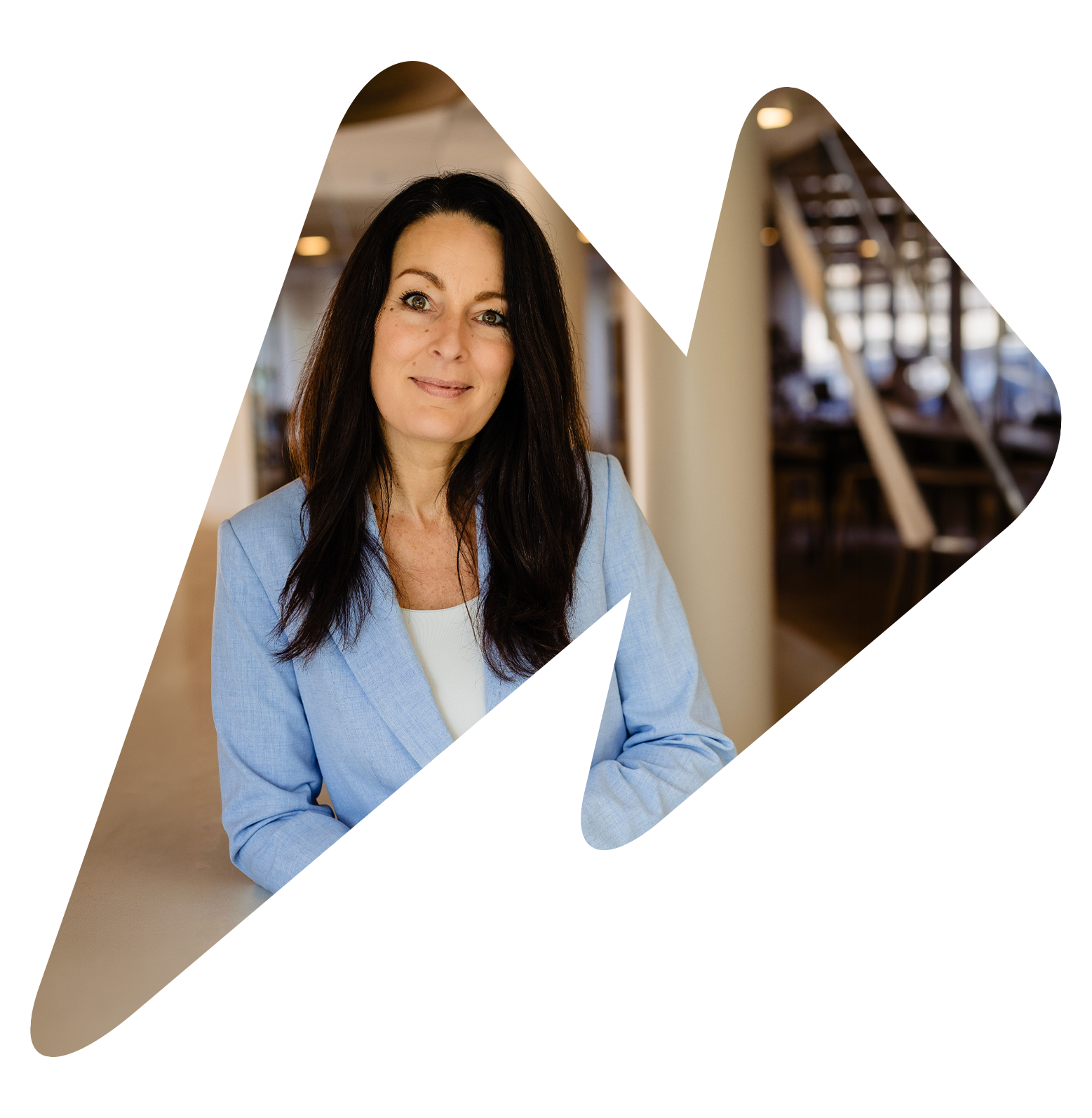Vrouw wijst naar scherm in een presentatie ruimte