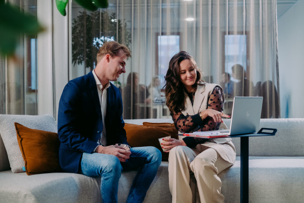 Twee collega's op de bank