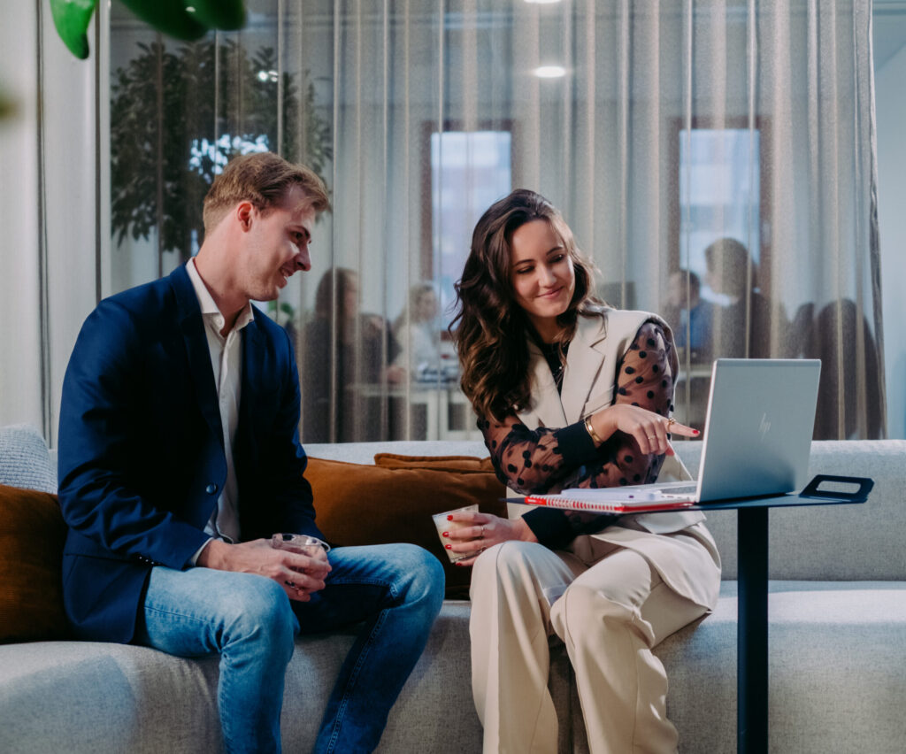 Twee collega's op de bank
