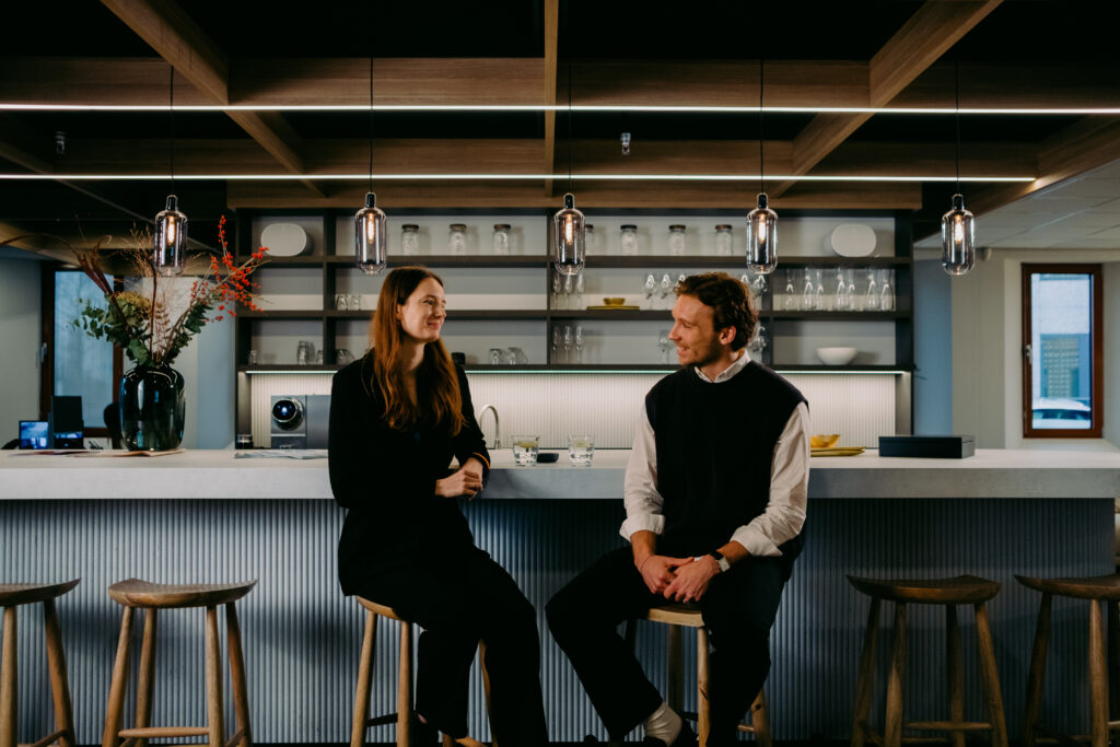 Twee collega's op een kruk