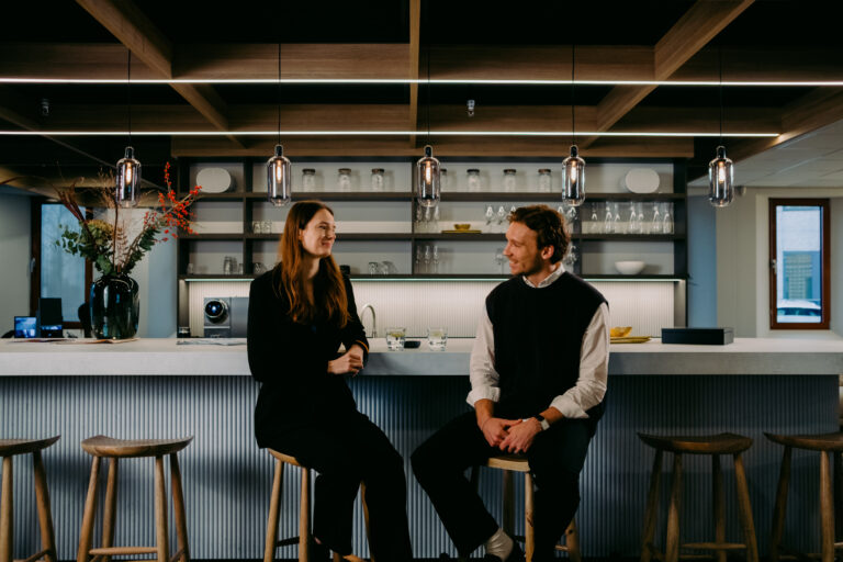 Twee collega's op een kruk