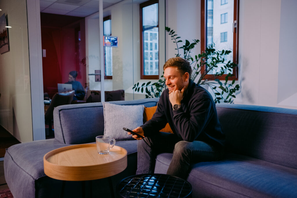 Collega op een bank
