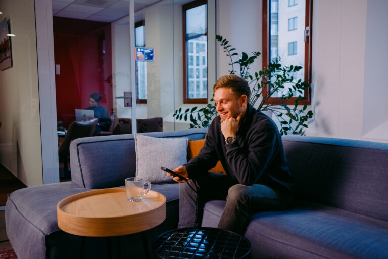 Collega op een bank